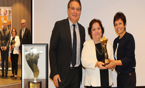Yılın Hemşirelik Hizmetleri Yöneticisi Ödülü DEÜ’lü Yönetici Seyyare Kurt’a verildi.