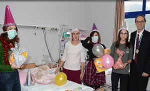 Dokuz Eylül Üniversitesi Hastanesi Başhekimi Prof. Dr. Mete Edizer, yeni yıl öncesinde yatarak tedavi gören küçük hastaları Çocuk Servisi’nde düzenlenen sürpriz eğlencede ziyaret ederek moral verdi